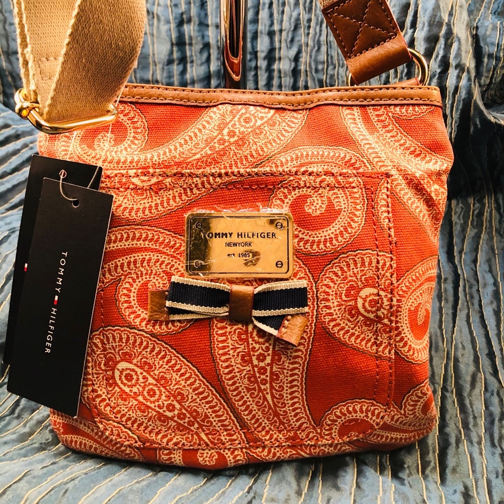 Tommy Hilfiger Small Crossbody.      NWT